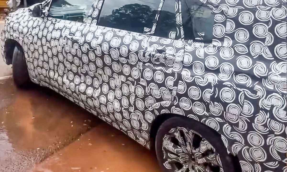 2027 Toyota Innova Hycross facelift test mule spied under heavy camouflage during road testing