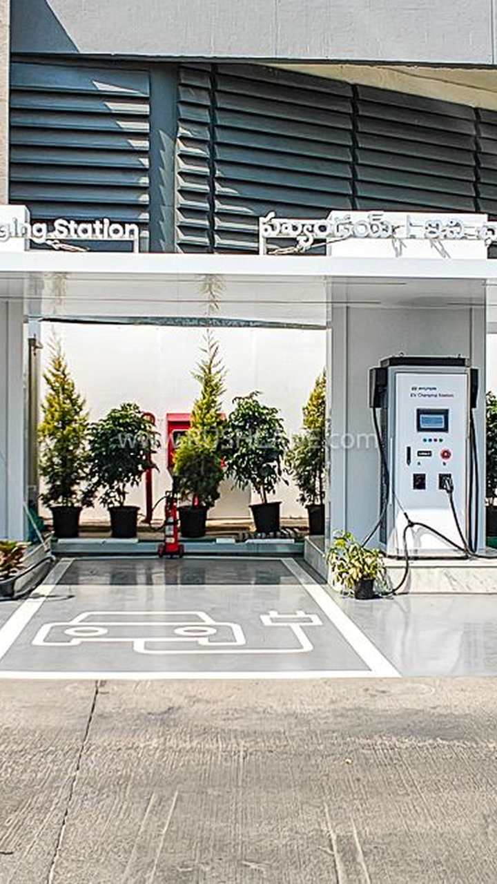 Hyundai myHyundai app EV charging network interface showing 30000 charging points across India