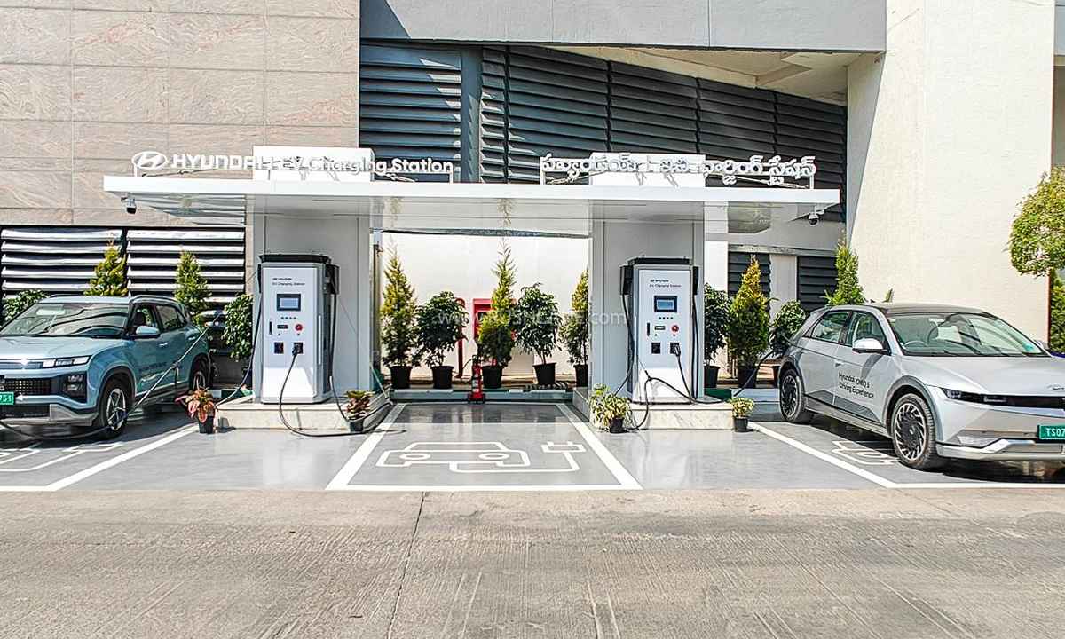 Hyundai myHyundai app EV charging network interface showing 30000 charging points across India
